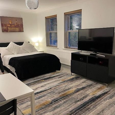 Stunning Studio Flat - Free Parking - 3 Min From Sutton Stationアパートメント エクステリア 写真