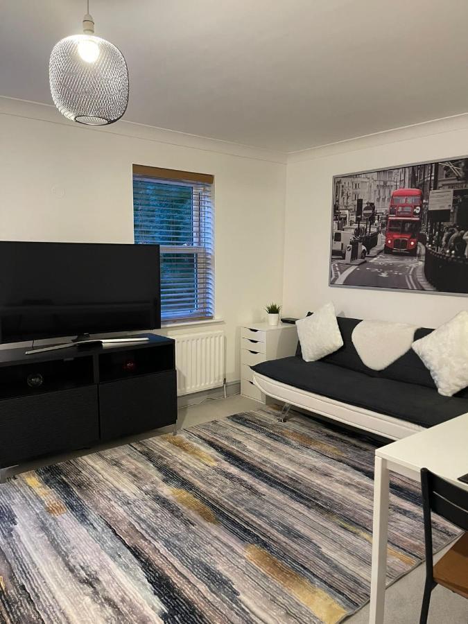 Stunning Studio Flat - Free Parking - 3 Min From Sutton Stationアパートメント エクステリア 写真