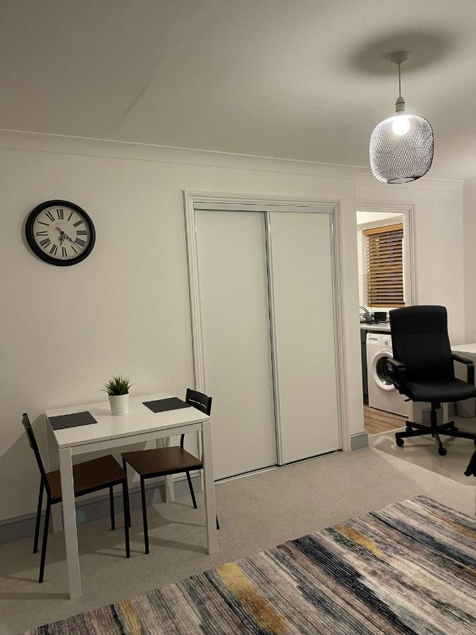 Stunning Studio Flat - Free Parking - 3 Min From Sutton Stationアパートメント エクステリア 写真