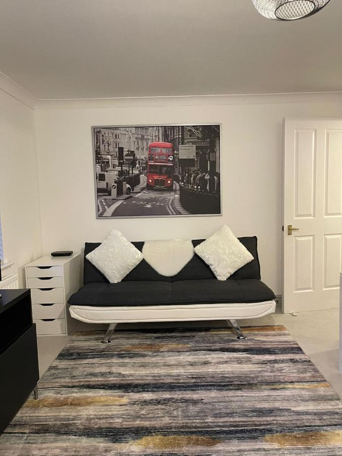 Stunning Studio Flat - Free Parking - 3 Min From Sutton Stationアパートメント エクステリア 写真